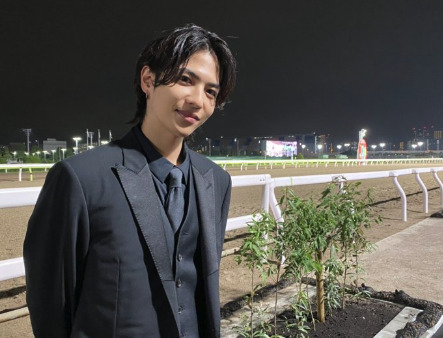 志尊淳がスーツを着ている画像