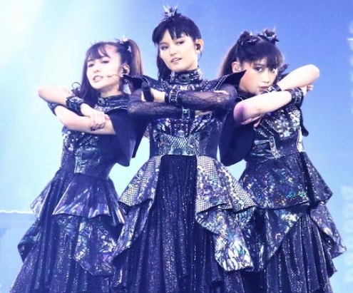 BABYMETALサポートメンバーの岡崎百々子の画像