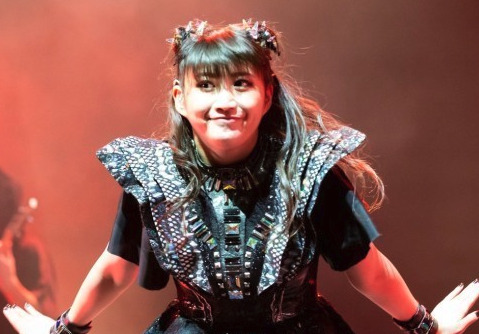 BABYMETALサポートメンバーの岡崎百々子の画像