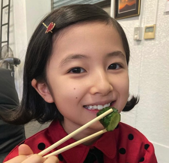 白山乃愛がきゅうりを食べている画像