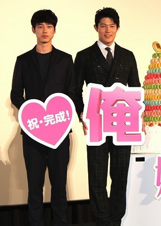 坂口健太郎と鈴木亮平が並んで立っている画像