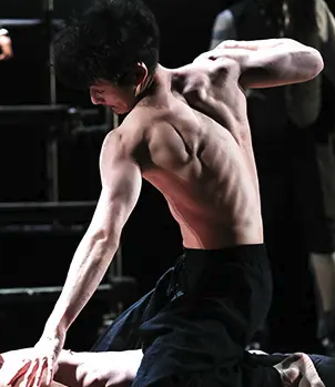 背筋もすごい坂口健太郎の画像