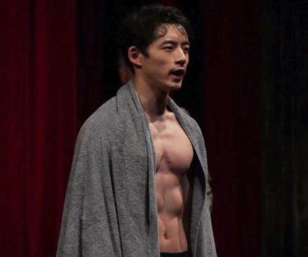 胸板が厚い坂口健太郎の画像