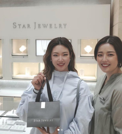 スタージュエリーで買い物する原英莉花の画像