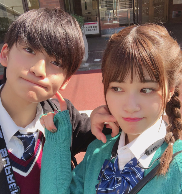 高橋文哉とめるるがお互いのほっぺをツンツンしている画像