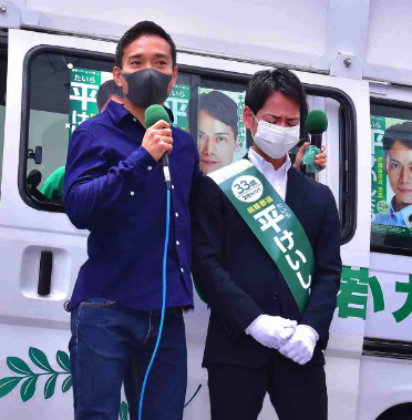 平慶翔の応援にかけつける長友佑都の画像