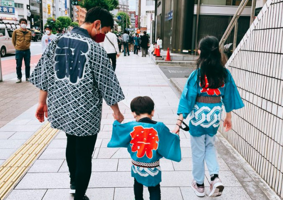 平慶翔と子供たちの画像