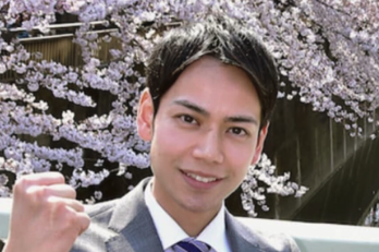 平慶翔が桜をバックにしている画像