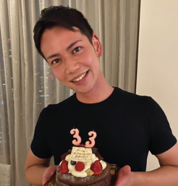 平慶翔がケーキを持っている画像