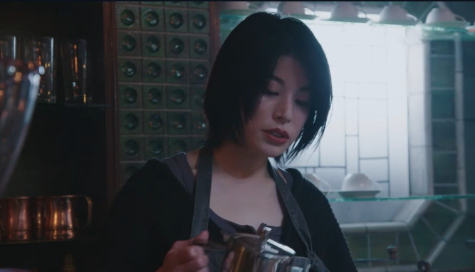 コーヒーを淹れるさとうほなみに画像