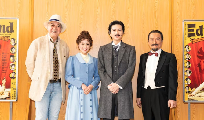 舞台エドモンのキャスト陣が並んでいる画像