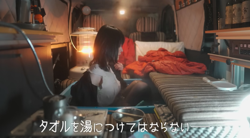 貧困だからと毎回モケモケの同じ服を着ているのに、何故別の衣装なの?
単純に「服ずぶぬれで、この後車内でどうするの?」