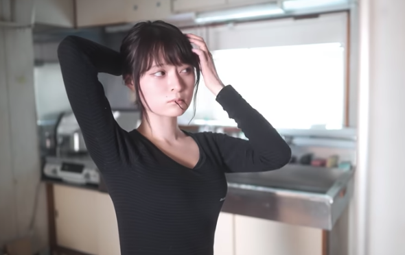 りんが髪を結ぶ画像