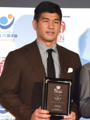 イクメンオブザイヤーを受賞している井上康生の画像