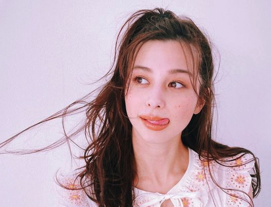 中条あやみが舌を出している画像