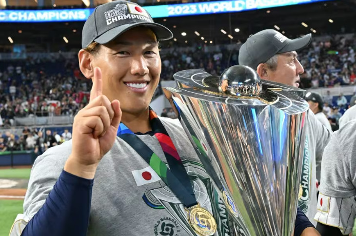 WBCのトロフィーを持っている吉田正尚選手の画像