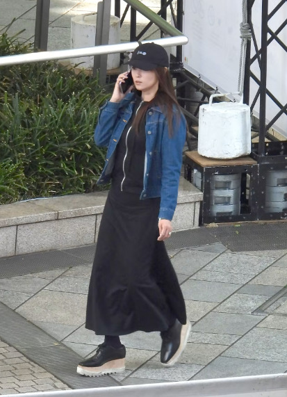 左手薬指に指輪をはめて電話をしながら歩いてる深田恭子