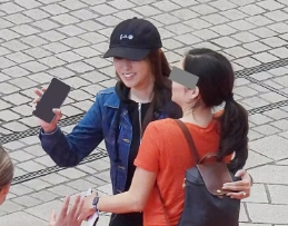 左手薬指に指輪をはめる深田恭子の画像