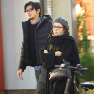 坂口憲二と嫁が並んで歩いている画像