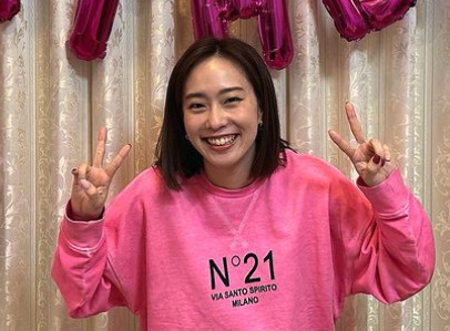 石川佳純がダブルピースをしている画像