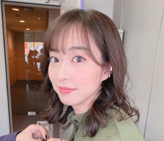 おしゃれをした石川佳純の画像