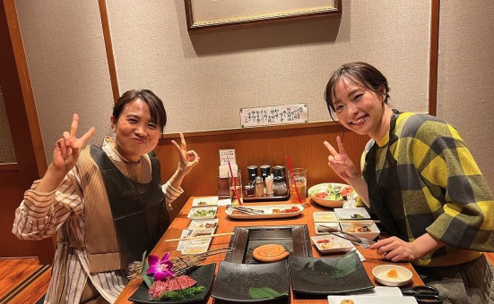 石川佳純と平野早矢香が焼き肉を食べている画像