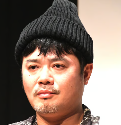 バッドボーイズ佐田がニット帽をかぶっている画像