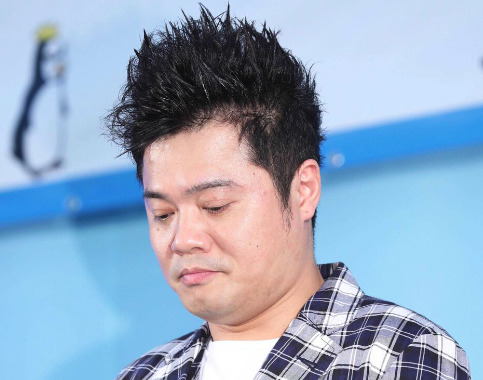 バッドボーイズ佐田が俯いている画像