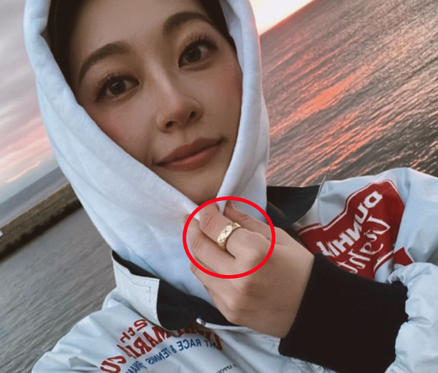 鈴木真海子さんが指輪をしている画像