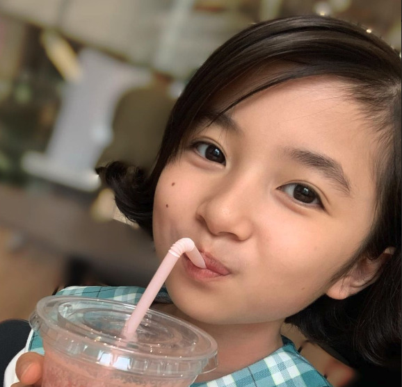 白山乃愛がジュースを飲んでいる画像