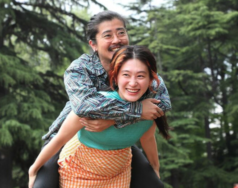コムアイと太田光海がおんぶしている画像