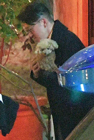 深キョンの愛犬メロンパンナちゃんを抱える杉本宏之の画像