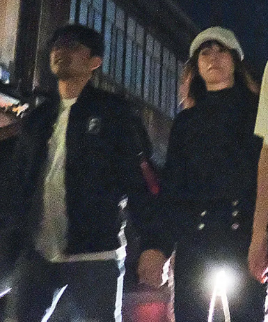 手を繋いで歩く深田恭子と杉本宏之の画像