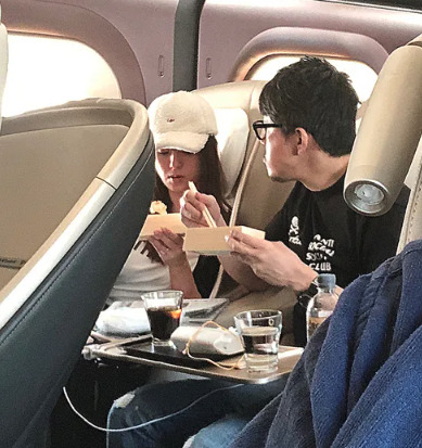 人間ドッグ旅行の帰りの深田恭子と杉本宏之の画像