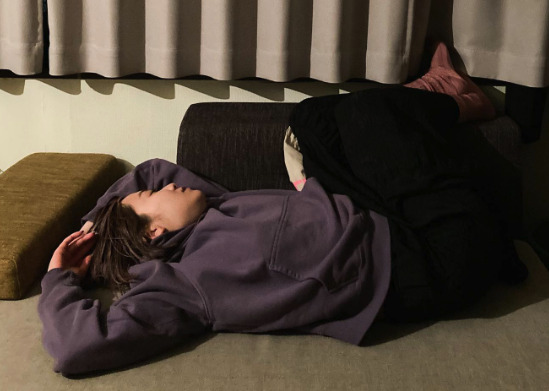 白井コーチの娘里奈さんが酔って寝ている画像