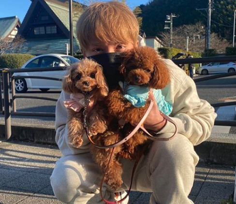 愛犬を抱っこしている手越祐也の画像