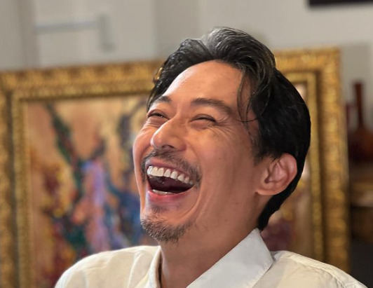 バチェラー司会の坂東工が笑っている画像