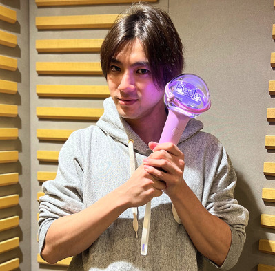 山田裕貴がケプラーのペンライトを持っている画像