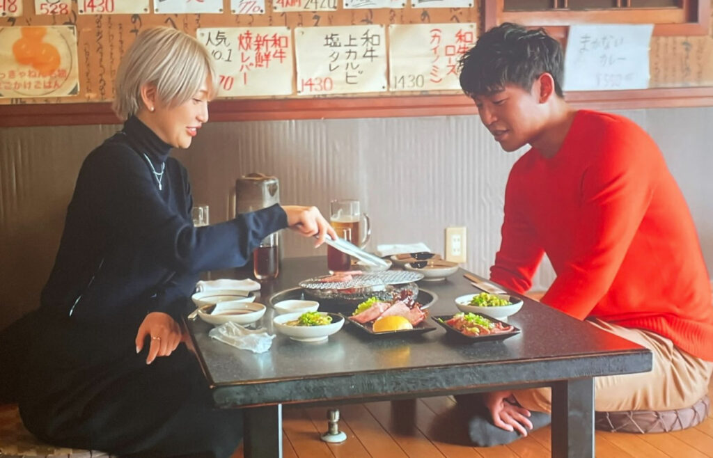 大内悠里と長谷川恵一が焼肉を食べている画像