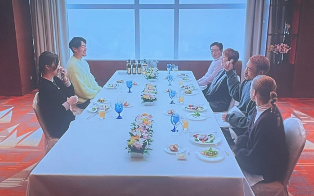 バチェラーの家族と顔合わせする西山真央の画像