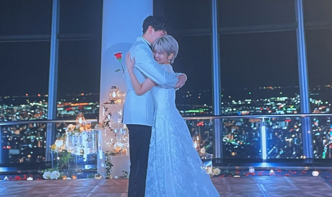 ファイナルローズを受け取り抱き合う長谷川恵一と大内悠里の画像