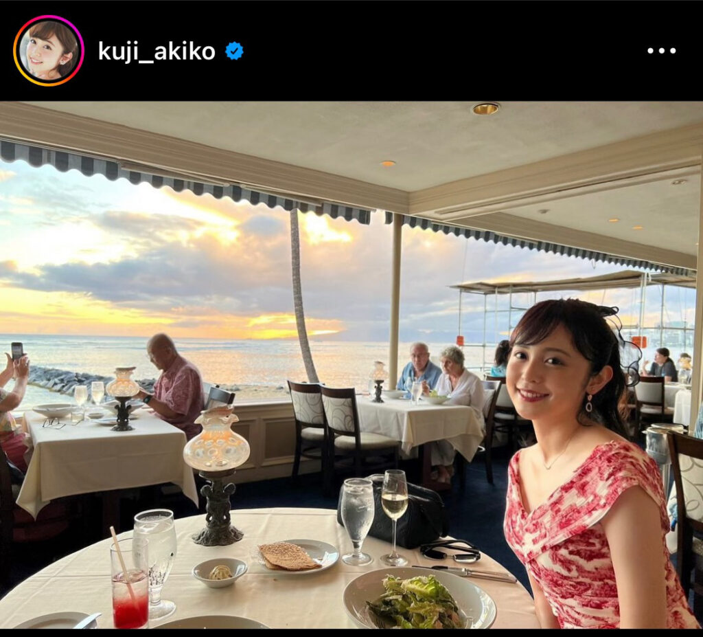 久慈暁子素敵なドレスをきてレストランで笑う姿