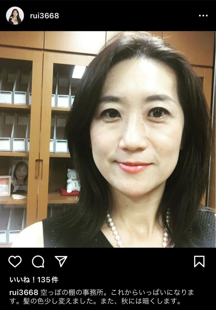 髪色を変えたと報告する松井るいの画像