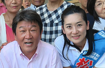茂木幹事長と写る松井るいの画像