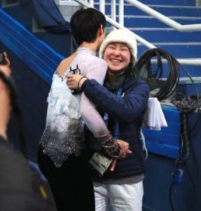 村上佳奈子とハグをする羽生結弦の画像