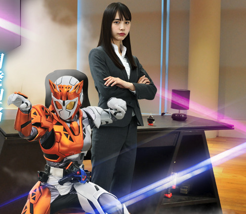 仮面ライダーバルキリー役の井桁弘恵