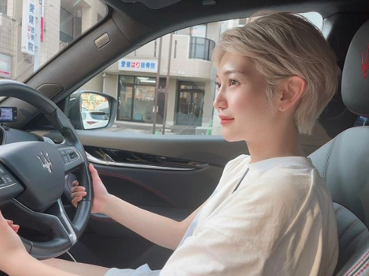 マセラティを運転するバチェラー大内悠里の画像