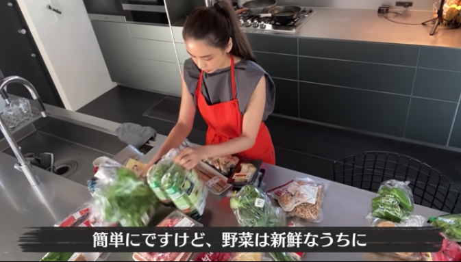 滝沢眞規子が自宅で料理を作る画像