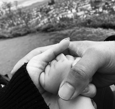 ラグビー松下幸太朗と妻と子供の手の画像