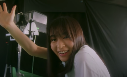 スマイルのPVに出演する森七菜の画像